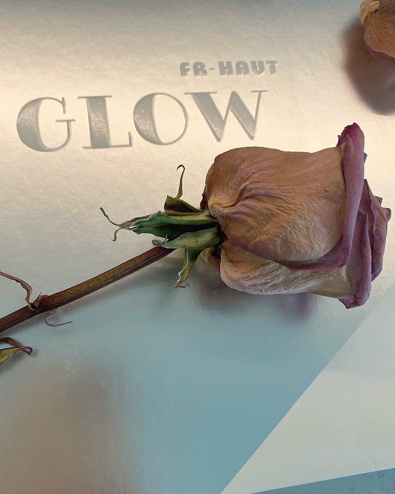 „FR-HAUT“ „GLOW“ procedūros rinkinio dangtis ir džiovinta rožė